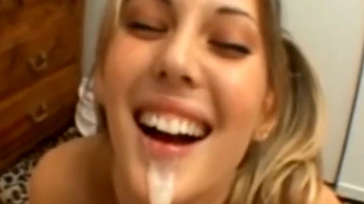 Sevimli bir esmer küçük yarak arkadaşını emiyor ve sikiyor