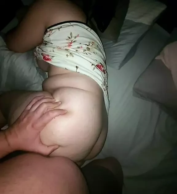 Kocası otel odasında üvey oğlunun üvey annesini nasıl siktiğine bakıyor