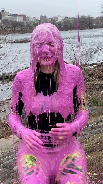 Мокрая и грязная девственница!