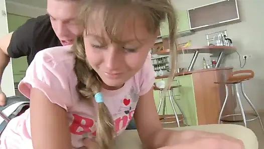 Vahşi genç kaltak için ateşli anal seks