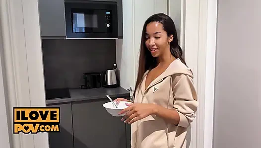 Bratty Lia Lin'in ağzında yarakla yumuşuyor