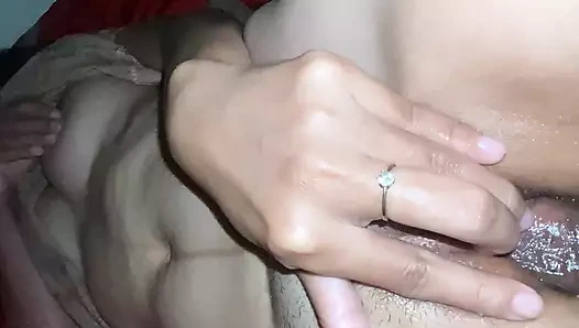 Orgazm olana kadar sikişirken fışkırtıyor