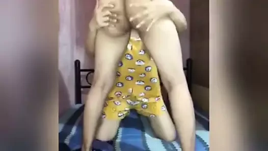 Asya çift kahrolası tutkuyla ve nihayet creampied