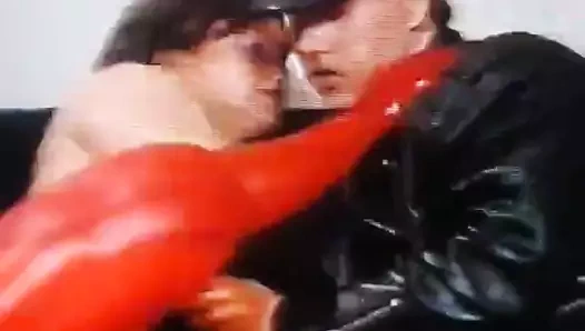 Deri adam yalamak kedi