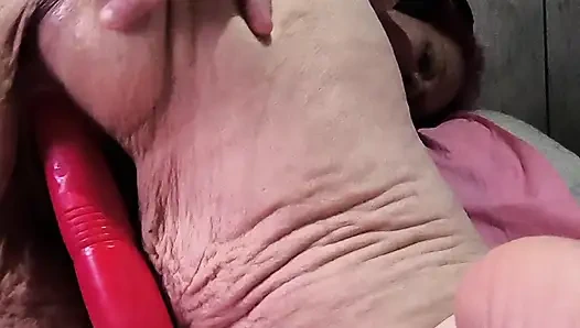 Yalnız ve dildo kemiğiyle sikişiyor