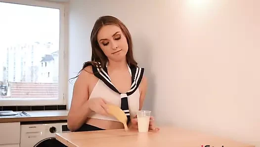 Istripper kız lena reif 3 kameraya poz veriyor.