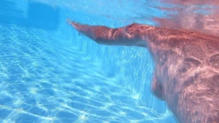 Yüzme havuzunda olgun sualtı