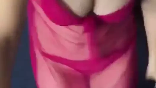 Yeni evli Arap karısı kocası için dans ediyor