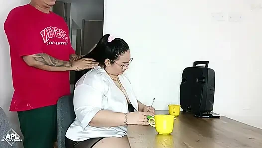 Üvey annemin bazı ev işleri yapmalarına yardım ettikçe, sert yarağımı sırtında hissetmesini sağlıyorum