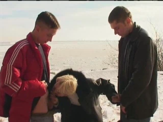 Irina karda iki adamla