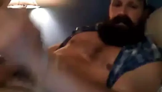 Sıcak kaslı sakallı adam büyük bir yük çekim