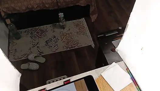 Seksi esmer evin etrafında çıplak ev işleri yapıyor.