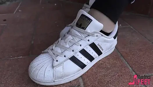 Tatlı Petra ile açık havada merdivenlerde sigara içiyor