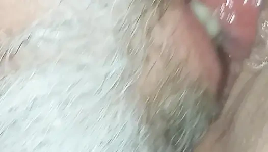 İki büyük dildo alıyor