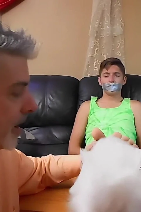 Profesör bağlı twink ayakları gıdıklıyor