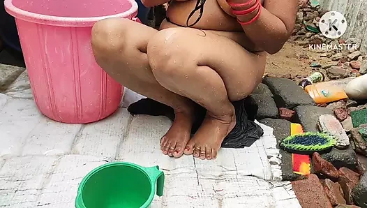 Hintli evli kadın dışarıda banyo yapıyor