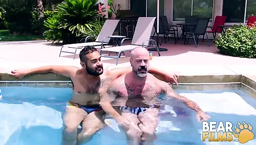 Bearfilms avi striders scotty öfkeli tarafından götünü yalıyor ve korunmasız dölleniyor