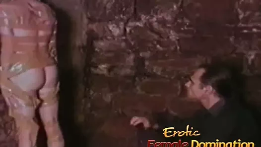 Tamamen çaresiz sarışın hakim ve küflü aşağılanmış