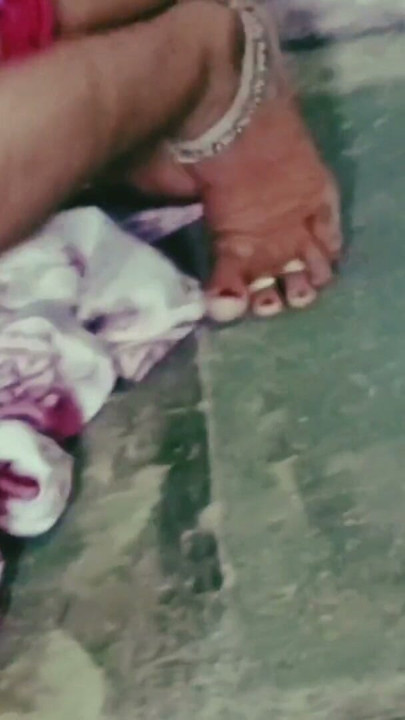 Güzel üvey kız kardeş saree bluzunu çıkarıyor Kardeş odada yalnız seks arıyor Kardeş kardeşi tamamen çıplak, pezevenk bedenli ve inci gibi poposu ile gördü | Klip 1