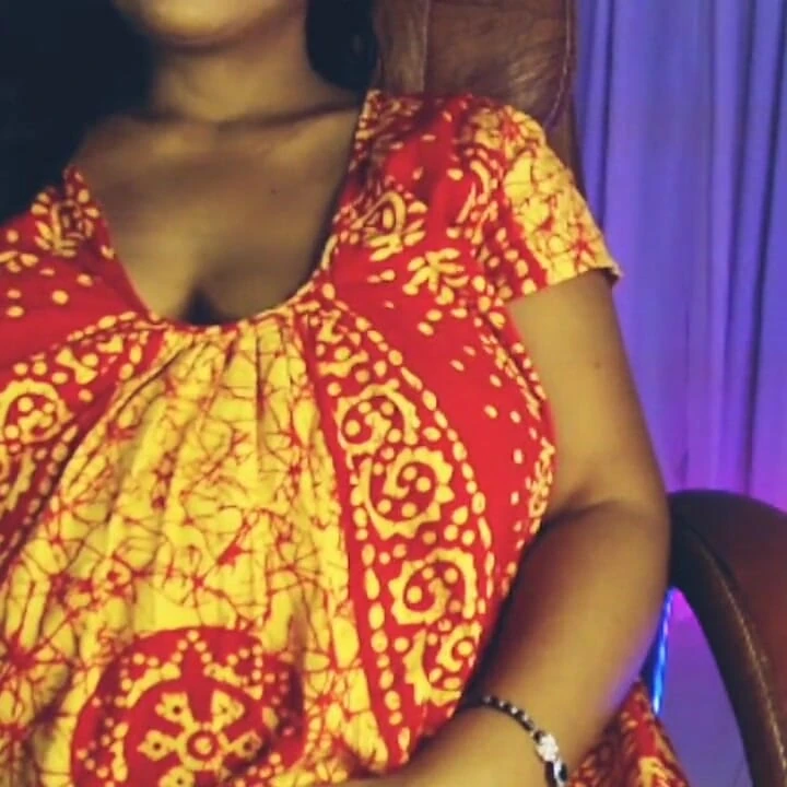 Шоу киски сиськами.