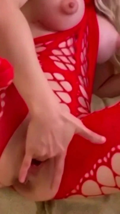 Üvey annen bir sürtük gibi mastürbasyon yapıyor, ta ki fışkırana kadar! | Klip 2