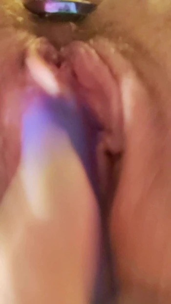 Моя тугая киска крупным планом с батплагом в моей заднице