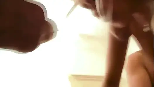 Bu Sarışın Orospu, Iki Ofis Arkadaşı Tarafından Vajinasını Ve Poposunu Okşamaktadır