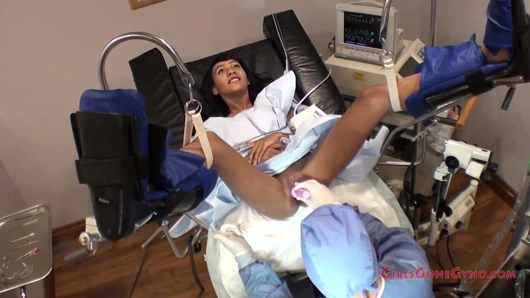 $CLOV Eliza Shield'ın yeni öğrenci jinekolog muayenesi doktor tampa