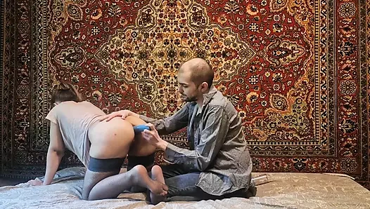 Kız adam tarafından dildo oyuncağıyla götten sikiliyor