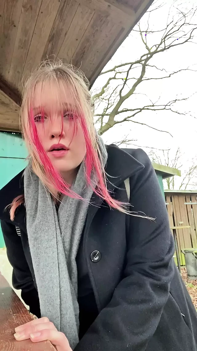 Крошка-толстушка прогуливается и мастурбирует на улице