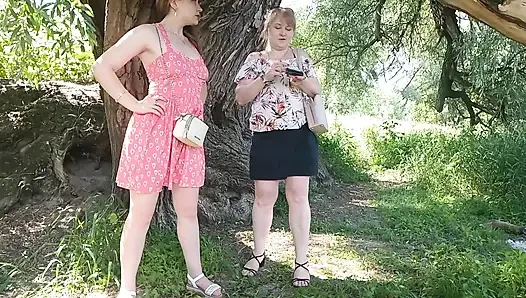 İki kadın kız ve olgun orta yaşlı seksi kadın herkesin içinde yol kenarında işeyen kırmızı külot çıkardı açık havada çiş lezbiyenler öpüşüyor