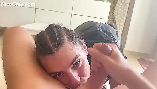 AĞZıNı SIKMEYE HAZıR Mı? - 18 yaşındaki seksi genç esmer azıyor ve bakış açısıyla aşırı sakso çekiyor