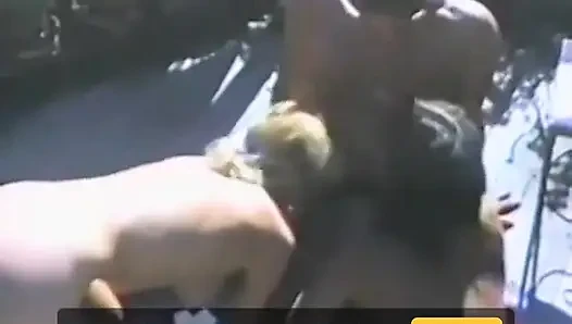 Şanslı bir adam jakuzinin yanında iki kızla