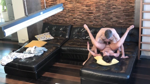 Gerçek yaşlı adam genç üvey kızını sikiyor