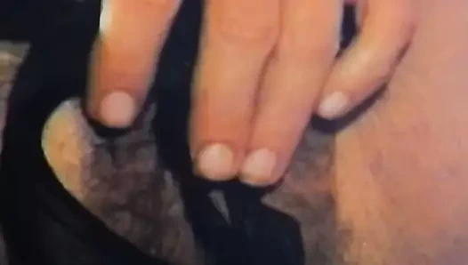 Külotunu doldurur, sonra koklar!