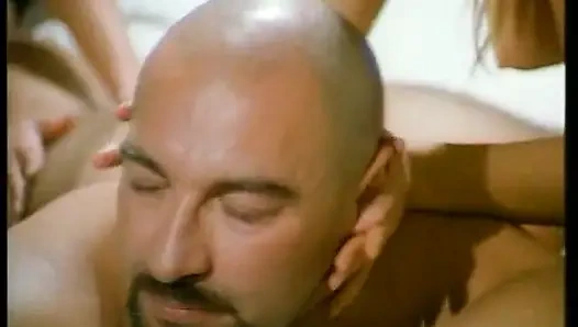 İtalyan nostaljik porno: iki büyük memeli seks meleği büyük bir yarağı paylaşıyor