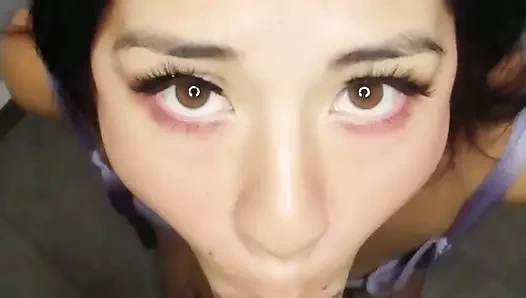 Arkadaşımın güzel karısı yüzüne boşalana kadar beni emiyor