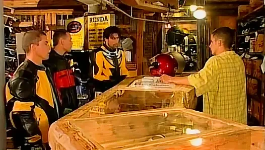 Kaslı motorcu yaraklı grup seks!