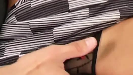 Seksi çift amcığını yatak odasında parmaklıyor ve yüzüne boşalıyor