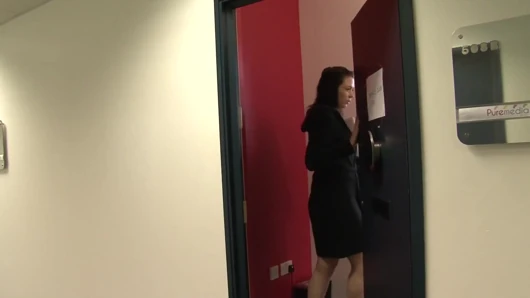 Dövmeli lezbiyenler yumruk sokmayla birbirlerini tatmin ediyor