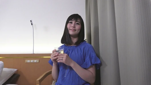 A072B09 adam dayanamıyor ve ağzına boşalıyor! Emerken ıslanan erotik bir evli kadın!