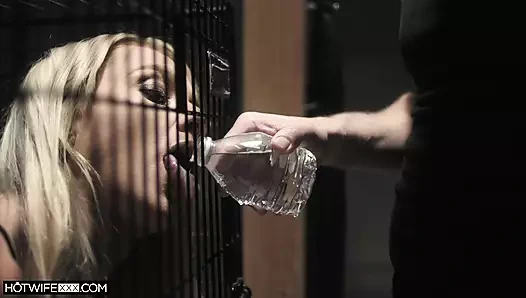 Sarışın orta yaşlı seksi sürtük amcığı ve ağzıyla memnun edici yarağı seviyor