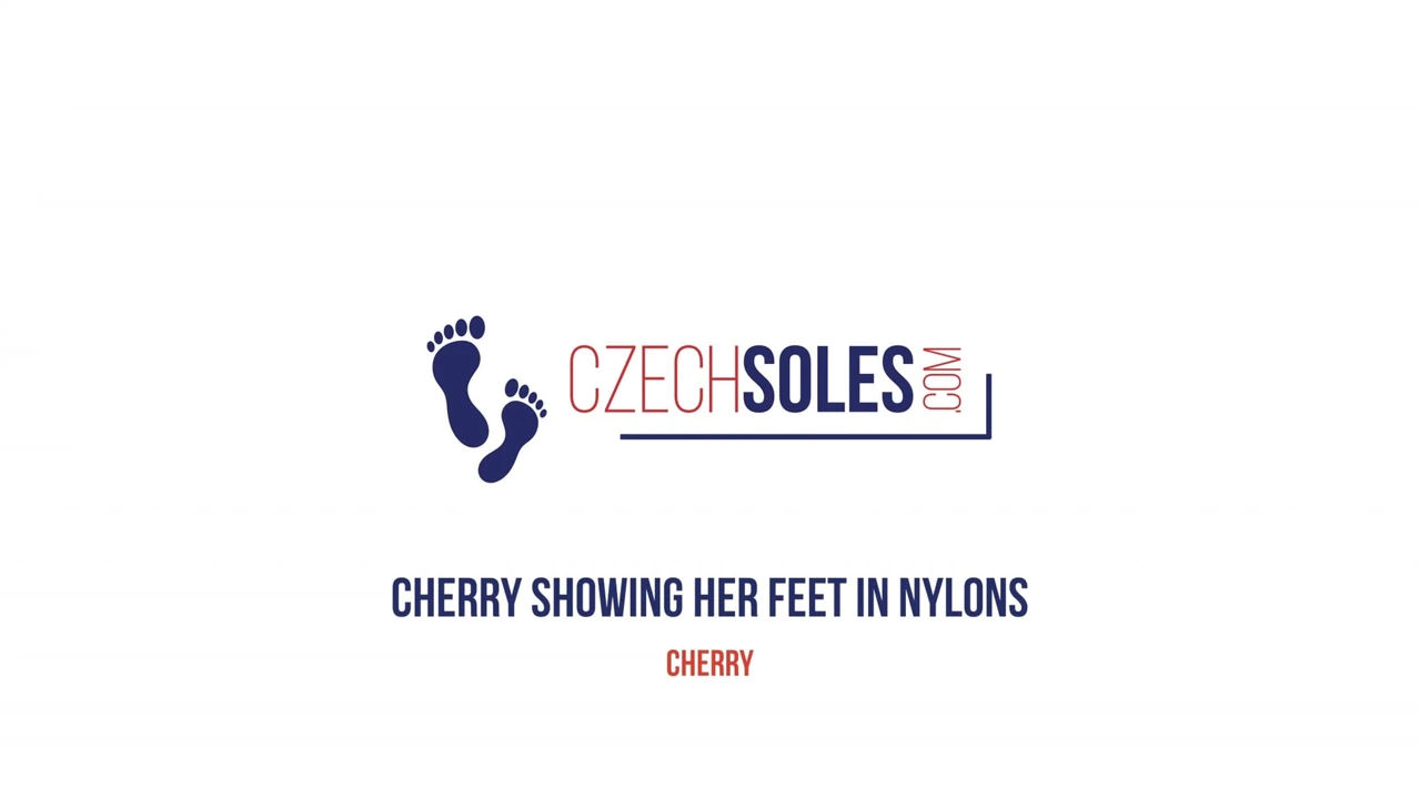 Cherry ayaklarını naylon çorapla gösteriyor