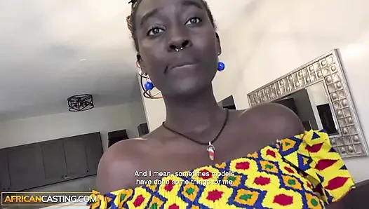 Seksi koyu tenli zenci kadın rezervasyon yapmak için büyük beyaz yarağa biniyor bakış açısı kovboy kız