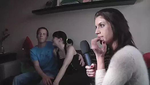 Orta yaşlı seksi kadın arkadan sert sikilmeyi seviyor