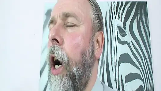 Seksi sarışın genç kız ninesiyle sikişiyor