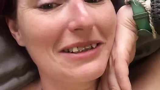 Seksi üvey anne tekrar yakalanmamak için inlemesini bastırmaya çalışıyor