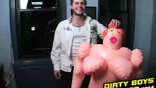 Jay'in yeni bir bebeği var ve ona uygun bir test sürüşü yapıyor