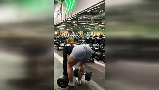 18 yaşındaki kız tiktok meydan okuması sırasında yanlışlıkla ıslak amını gösteriyor