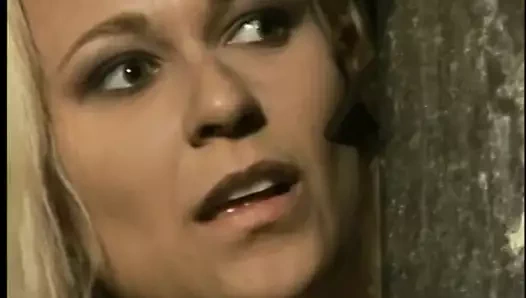 Seksi esmer içinde file çoraplar alır becerdin itibaren arkasından süre verirken kafa